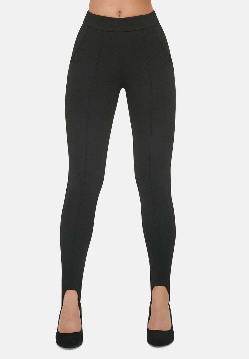Czarne legginsy wykonane z elastycznego materiału, z wysokim stanem, bocznymi kieszeniami i wycięciami w okolicy kostki. Gładka faktura, dopasowany krój.