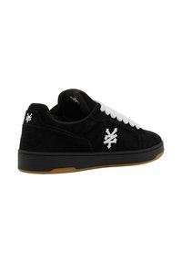 Sorte semskete sneakers med hvite lisser og gummisåle. Har en hvit logo på siden og en teksturert finish.