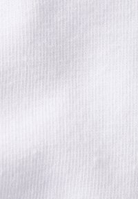 Texture di tessuto bianco con un fine motivo a righe verticali, liscio al tatto, intrecciato in modo uniforme, senza decorazioni o accessori visibili.