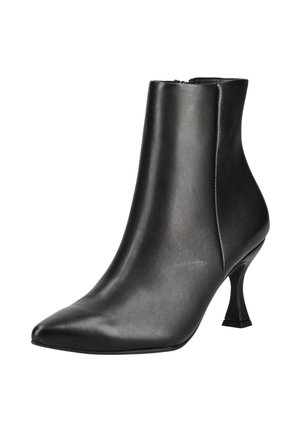 Bottine en cuir noir avec bout pointu, talon kitten incurvé et fermeture éclair latérale sur fond blanc.