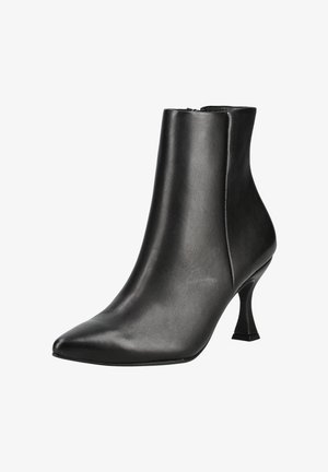 Schwarze Leder-Stiefelette mit spitzer Spitze, geschwungenem Kittenabsatz und seitlichem Reißverschluss auf weißem Hintergrund.