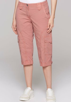 Rosa Cargo-Capri-Hosen mit mehreren Seitentaschen, verstellbaren Bündchen und einem Knopfverschluss. Hergestellt aus leichtem Stoff mit einer glatten Textur.