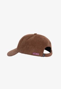 Braune Cord-Cap mit gebogenem Schirm, verstellbarem Riemen hinten und pinkem "JACKER"-Stickerei an der Seite. Strukturierter Stoffdetail.