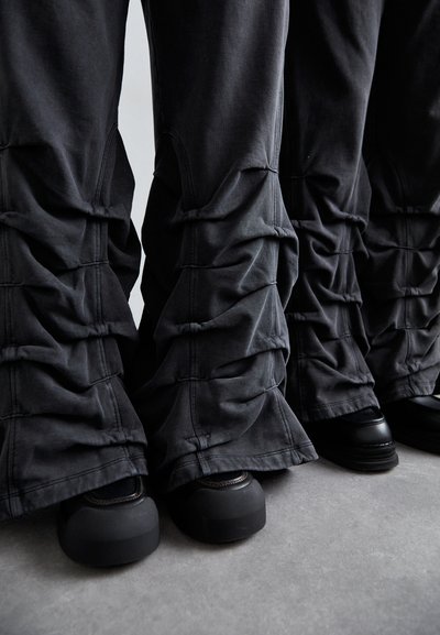AVAVAV SMOCKED TRACK PANT UNISEX - Pantalon de survêtement - black