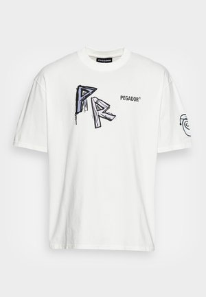 Weißes Baumwoll-T-Shirt mit einem bunten Grafikdesign auf der Vorderseite, das die Texte "PR" und "PEGADOR" enthält, kurzen Ärmeln und einem Rundhalsausschnitt.