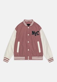 Veste varsity en mauve, avec des manches blanches, des poignets et un ourlet côtelés rayés, et un broderie "NYC" noire sur la poitrine.