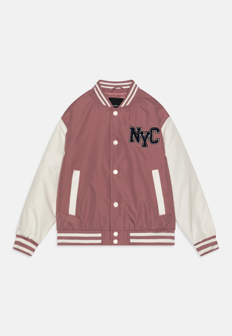 Veste varsity en mauve, avec des manches blanches, des poignets et un ourlet côtelés rayés, et un broderie "NYC" noire sur la poitrine.