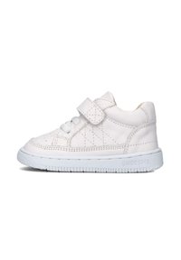 Witte leren sneaker met een getextureerde bovenkant, klittenbandsluiting en veters. Voorzien van een rubberen zool met grip en reliëf merknaam.