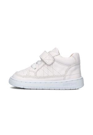 Baskets blanches en cuir avec un dessus texturé, bande Velcro et lacets. Dotées d'une semelle en caoutchouc avec traction et d'un nom de marque en relief.