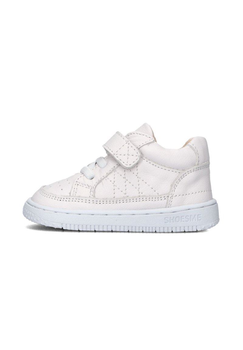 Witte leren sneaker met een getextureerde bovenkant, klittenbandsluiting en veters. Voorzien van een rubberen zool met grip en reliëf merknaam.