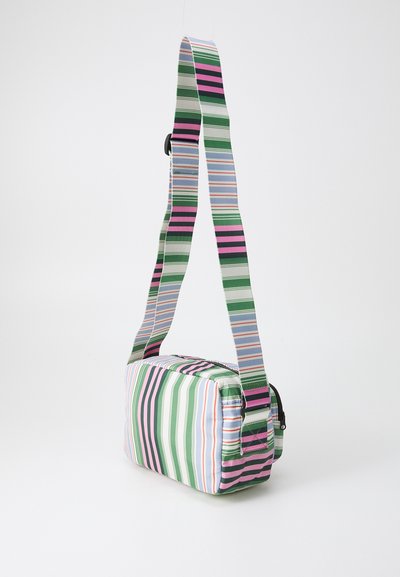 Bolso de hombro a rayas con forma rectangular, que presenta rayas verdes, rosas y azules. Hecho de material ligero con cierre de cremallera.