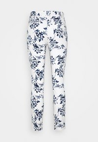 Květinové kalhoty z bílého materiálu s tmavě modrým květinovým vzorem. Úzký střih s páskem ve střední výšce a hladkou texturou.