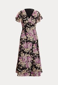 Květinové šaty s černou tkaninou a vzory růží v purpurové a béžové barvě, krátké volánkové rukávy, výstřih do V a rozšířenou siluetou.