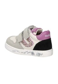 Scarpa da ginnastica con corpo in pelle scamosciata grigia e nera, accenti rosa, logo glitterato, due cinturini in velcro e suola in gomma bianca testurizzata.