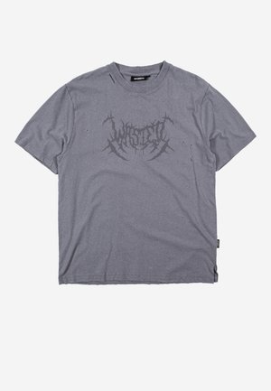Grijs T-shirt met korte mouwen, voorzien van een vervaagd zwart abstract logo op de borst en subtiele verweerde details over de hele stof.