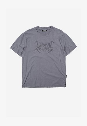 Grijs T-shirt met korte mouwen, voorzien van een vervaagd zwart abstract logo op de borst en subtiele verweerde details over de hele stof.