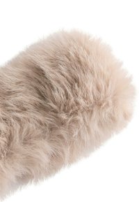 Világos bézs színű műszőrme anyag, puha, bolyhos textúrával. Hosszú, lágy szálak jellemzik, amelyek levegőssé teszik a megjelenését.