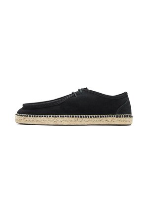 Chaussure espadrille en daim noir avec lacets à l'avant et semelle tissée en jute, vue de profil sur fond blanc.