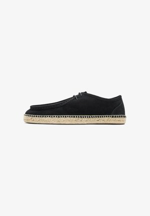 Schwarzer Velours-Espadrilles-Schuh mit Schnürung vorne und gewebter Jutesohle, im Profil vor weißem Hintergrund gezeigt.