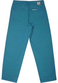 Pantaloni turchesi con design a gamba dritta, realizzati in tessuto intrecciato. Presentano tasche posteriori e un'etichetta con logo sulla vita.