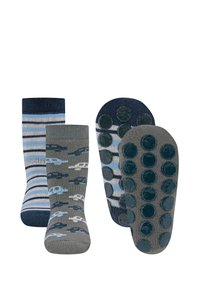 Zwei Paar Kindersocken: ein Paar grau mit Auto-Mustern, das andere blau gestreift. Beide haben Gummigriffe an den Sohlen für besseren Halt.