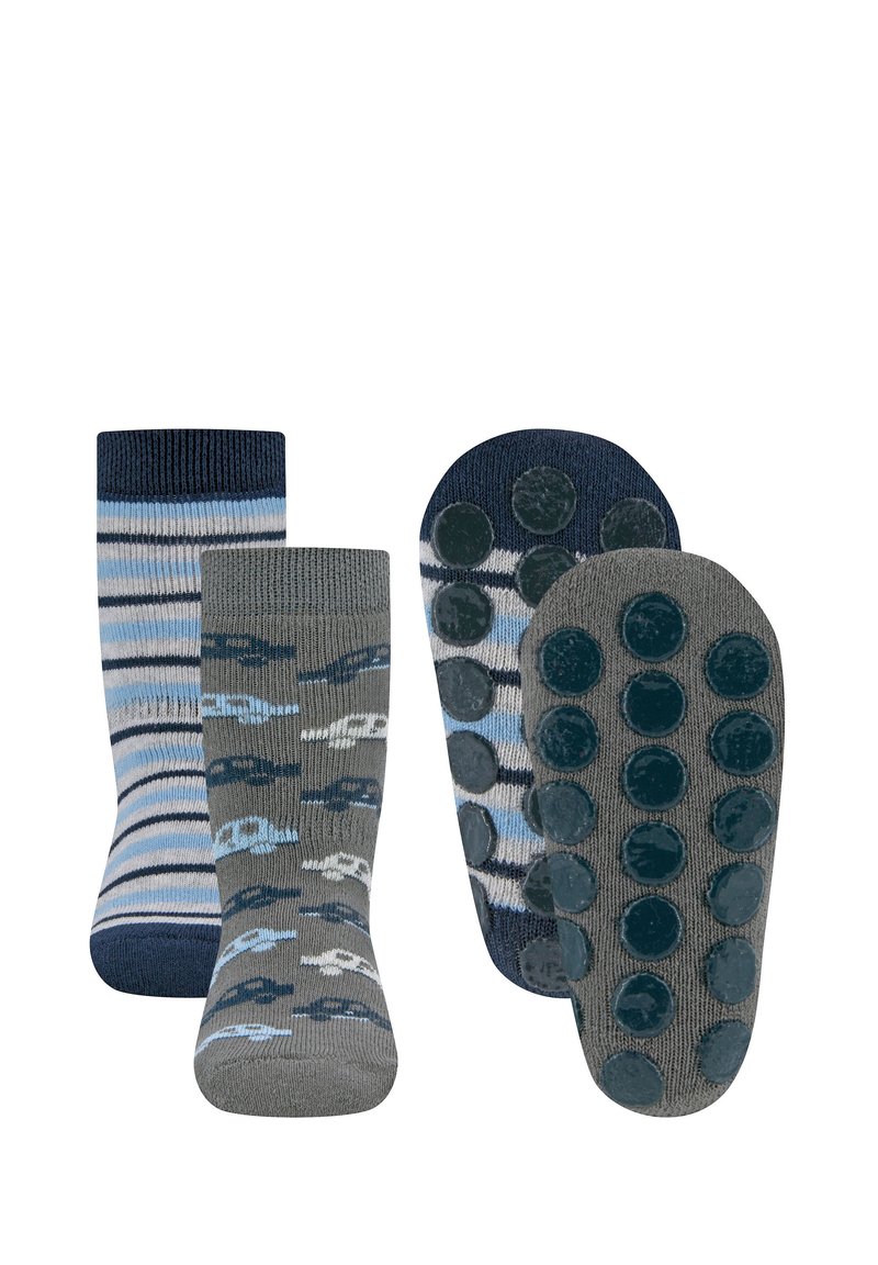 Zwei Paar Kindersocken: ein Paar grau mit Auto-Mustern, das andere blau gestreift. Beide haben Gummigriffe an den Sohlen für besseren Halt.