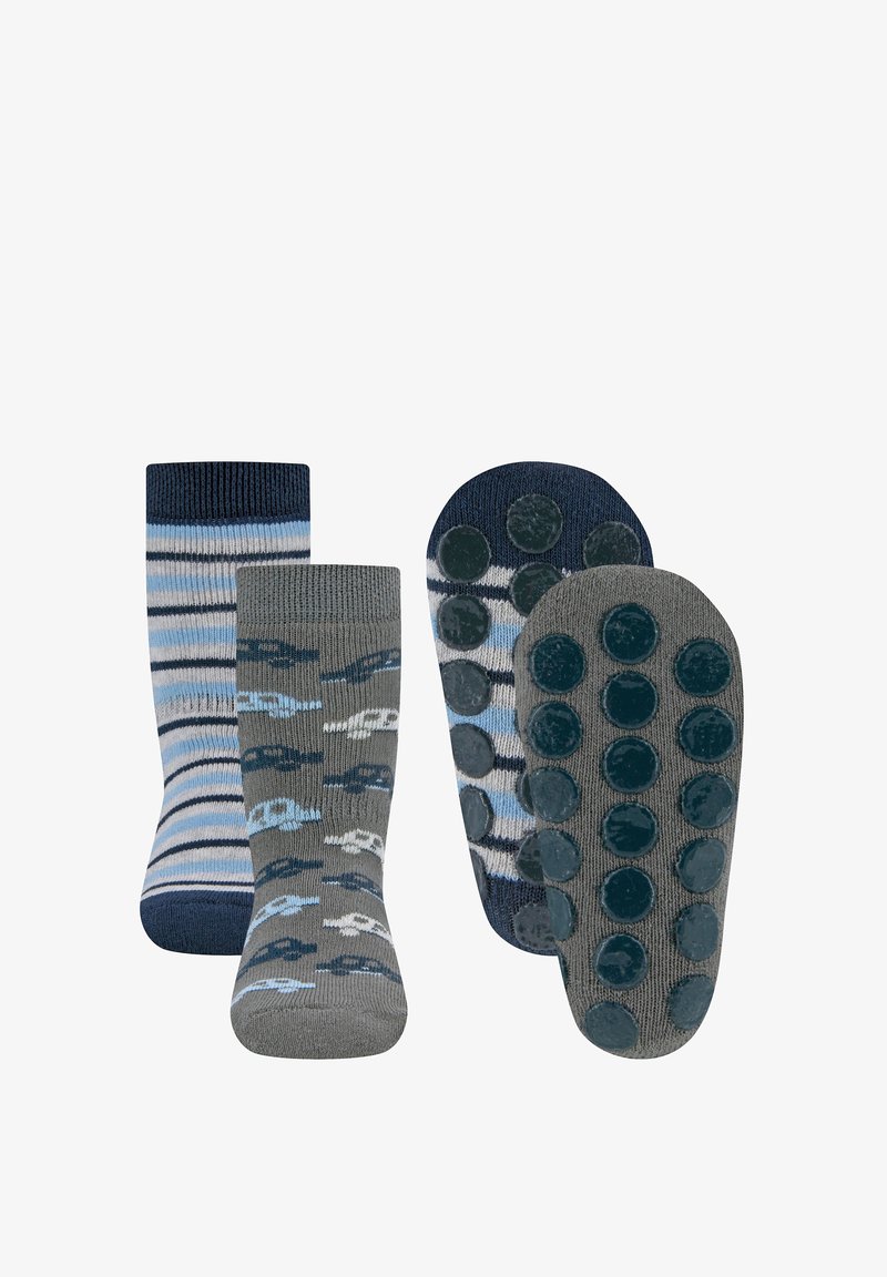 Zwei Paar Kindersocken: ein Paar grau mit Auto-Mustern, das andere blau gestreift. Beide haben Gummigriffe an den Sohlen für besseren Halt.