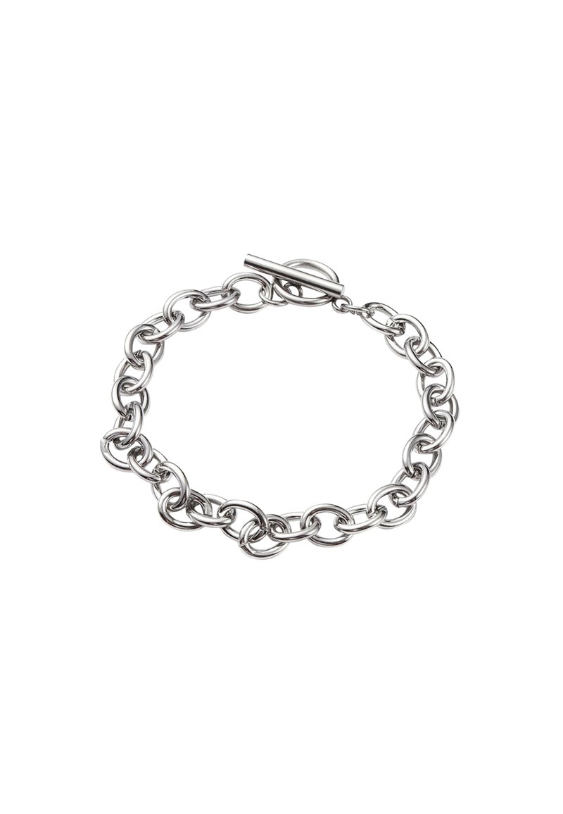 Bracciale in argento con anelli ovali intrecciati e chiusura a linguetta. Texture metallica liscia con finitura lucida.