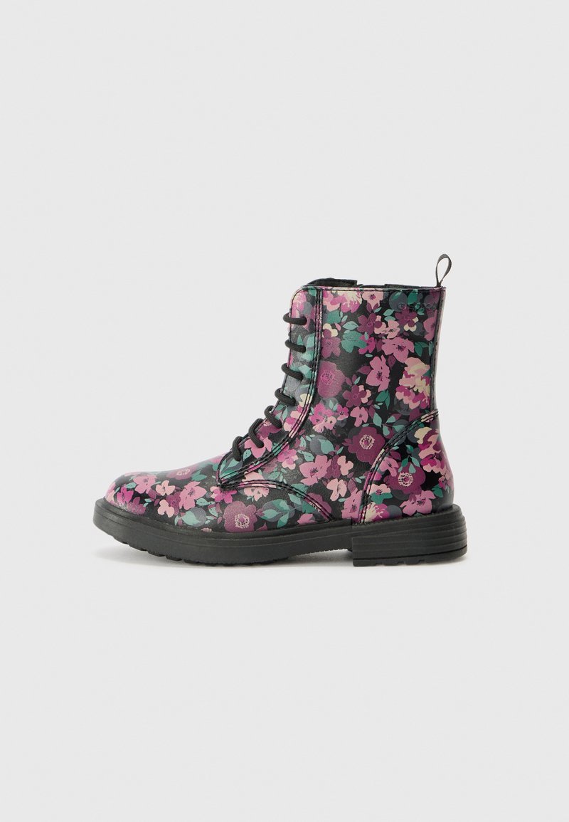 Botas de combate florales con un acabado negro brillante, que presentan patrones de flores en rosa y verde, una puntera redonda y suelas de goma negra duraderas.