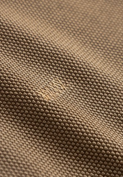 Világosbarna, méhsejt mintás texturált szövet, finom hímzett részletekkel, amelyek ugyanolyan színű cérnával készültek.