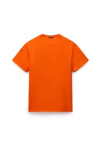 Orange kortærmet t-shirt lavet af bomuld. Har et enkelt design, rund halsudskæring og et lille logo på venstre ærme.