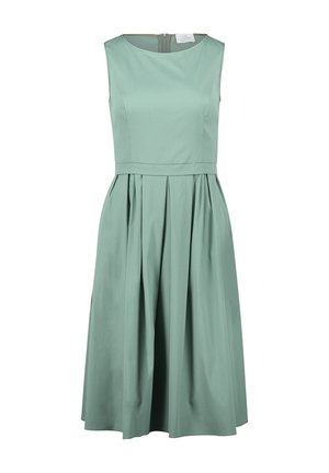 Robe A-line sans manches en doux tissu vert, avec uncol rond, jupe plissée et fermeture éclair au dos. Texture lisse.