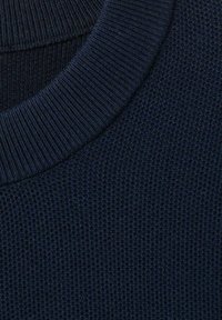 Marineblauer Strickpullover mit strukturiertem Muster und geripptem Rundhalsausschnitt. Das Material wirkt weich und elastisch, mit einheitlicher Farbe.