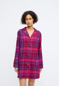 Geruite nachtjapon in tinten van roze, rood en blauw. Lange mouwen, doorlopende knoopsluiting, kraagontwerp, gemaakt van zachte stof met een losse pasvorm.