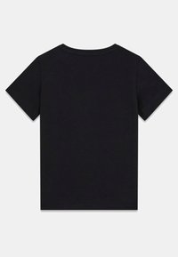 Maglietta nera in cotone con maniche corte, collo tondo e una texture liscia. Design semplice senza motivi o accenti sul retro.