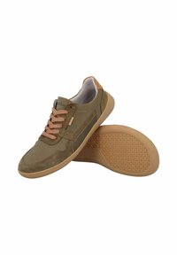 Lässige Sneaker in Olivgrün und Braun mit pinken Schnürsenkeln, Wildlederdetails und Gummisohlen, ein Schuh liegt auf der Sohle des anderen.