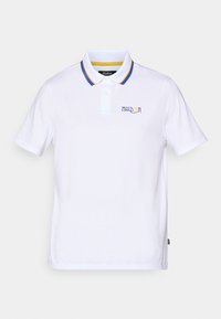 Hvit kortermet polo skjorte med to-knapps placket, blå og gul stripete krage, og liten "Malbon" logo på venstre bryst.