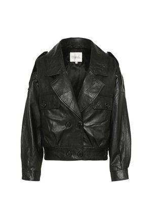 Geacă scurtă din piele neagră cu reveruri late, nasturi dubli, buzunare cu clapetă nasturată și mâneci lungi cu manșete.