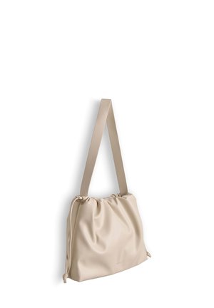 Borsa a mano in pelle sintetica beige con design morbido e arricciato, tracolla regolabile e chiusura con coulisse. Tessitura liscia con dettagli hardware minimi.