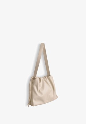 Sac à main en cuir synthétique beige avec un design doux et froncé, une bandoulière réglable et une fermeture par cordon. Texture lisse avec des détails métalliques minimaux.