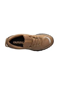Scarpa sportiva marrone con tomaia testurizzata, inserti in rete e suola in gomma nera; presenta lacci e dettagli argentati lungo il lato.