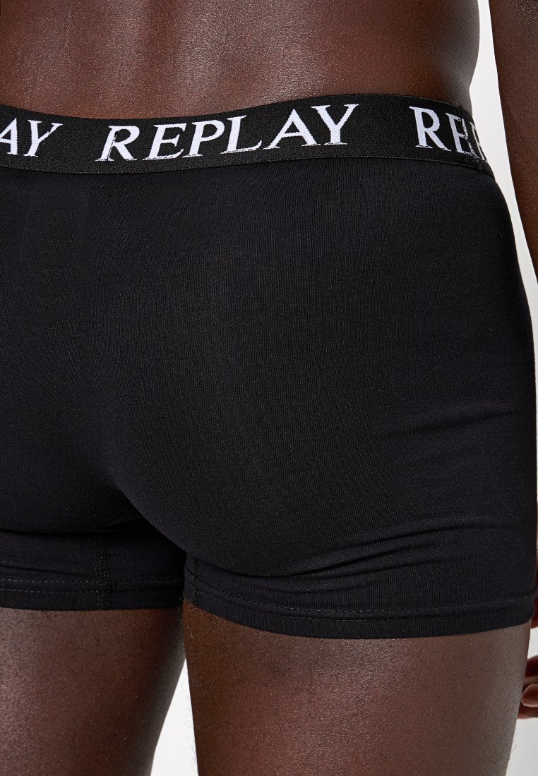 Schwarze Baumwoll-Boxershorts haben einen breiten elastischen Bund mit "REPLAY" in weißer Schrift. Der Stoff hat eine glatte Textur und bietet eine enganliegende Passform.