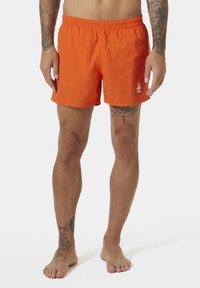 Shorts da bagno arancioni brillanti realizzati in tessuto leggero, con vita elastica e un piccolo logo nella parte anteriore sinistra in basso.