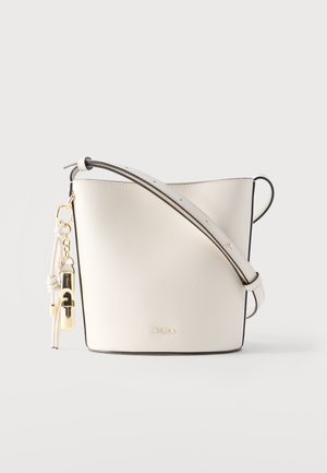 Borsa a secchiello Furla bianca con tracolla regolabile e ciondolo lucchetto in ottone dorato sul lato, su sfondo semplice.