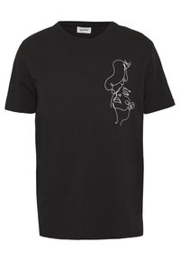 Camiseta de algodón negra con un diseño de dibujo en líneas blancas en el lado izquierdo, que representa figuras abstractas con formas y contornos fluidos.
