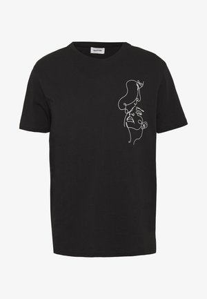 Camiseta de algodón negra con un diseño de dibujo en líneas blancas en el lado izquierdo, que representa figuras abstractas con formas y contornos fluidos.