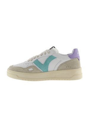 Sneakers in pelle bianca con accenti in suede teal, tallone in suede beige e branding viola sul retro. Suola in gomma cremosa spessa. Design classico.
