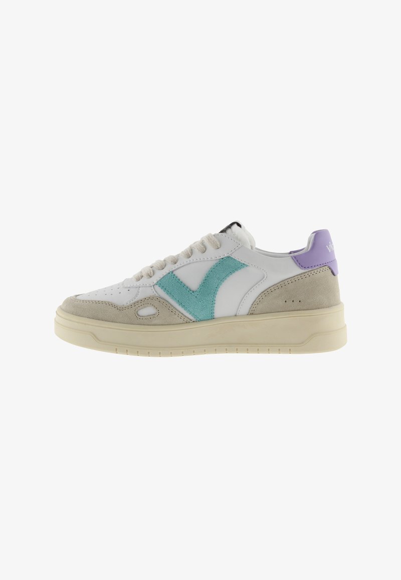 Witte leren sneakers met teal suède accenten, beige suède hiel en paarse branding aan de achterkant. Dikke crèmekleurige rubberen zool. Klassiek ontwerp.