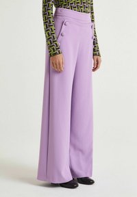 Pantaloni a gamba larga in tessuto lavanda con tasche laterali e dettagli con bottoni, caratterizzati da una vita alta e una texture liscia.
