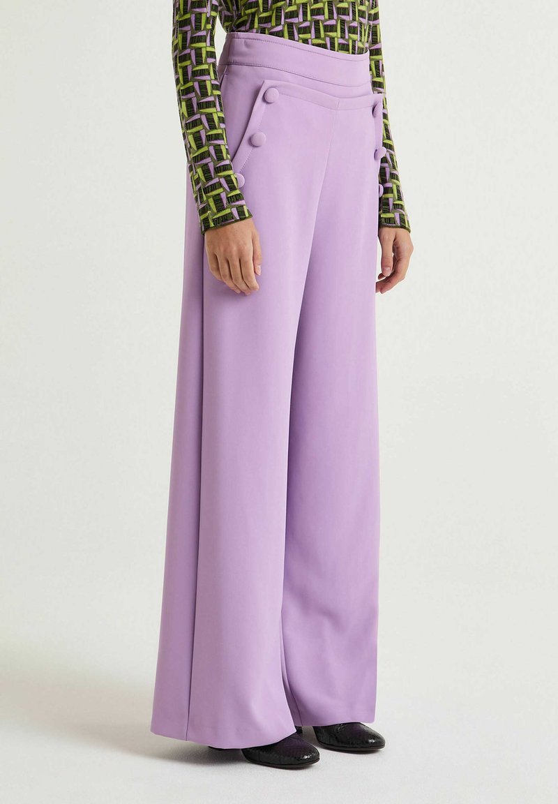 Pantaloni a gamba larga in tessuto lavanda con tasche laterali e dettagli con bottoni, caratterizzati da una vita alta e una texture liscia.